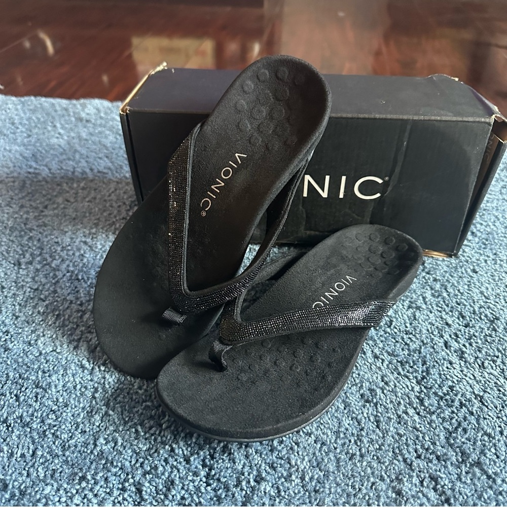 Vionic Dillon Shine Toe Post Sandal